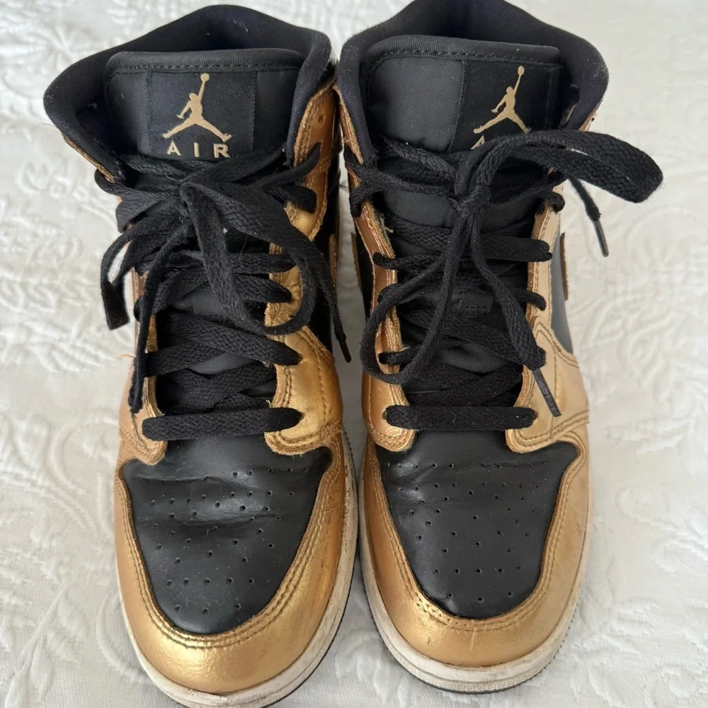 NIKE Air Jordan’s 1 Retro 1 High OG Metallic Gold High Top size 6Y